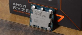AMD Ryzen 7 7700X lent mot esken sin