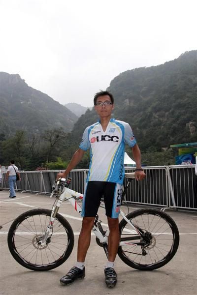 A local Taian resident rode his mountain bike to Mount Tai.