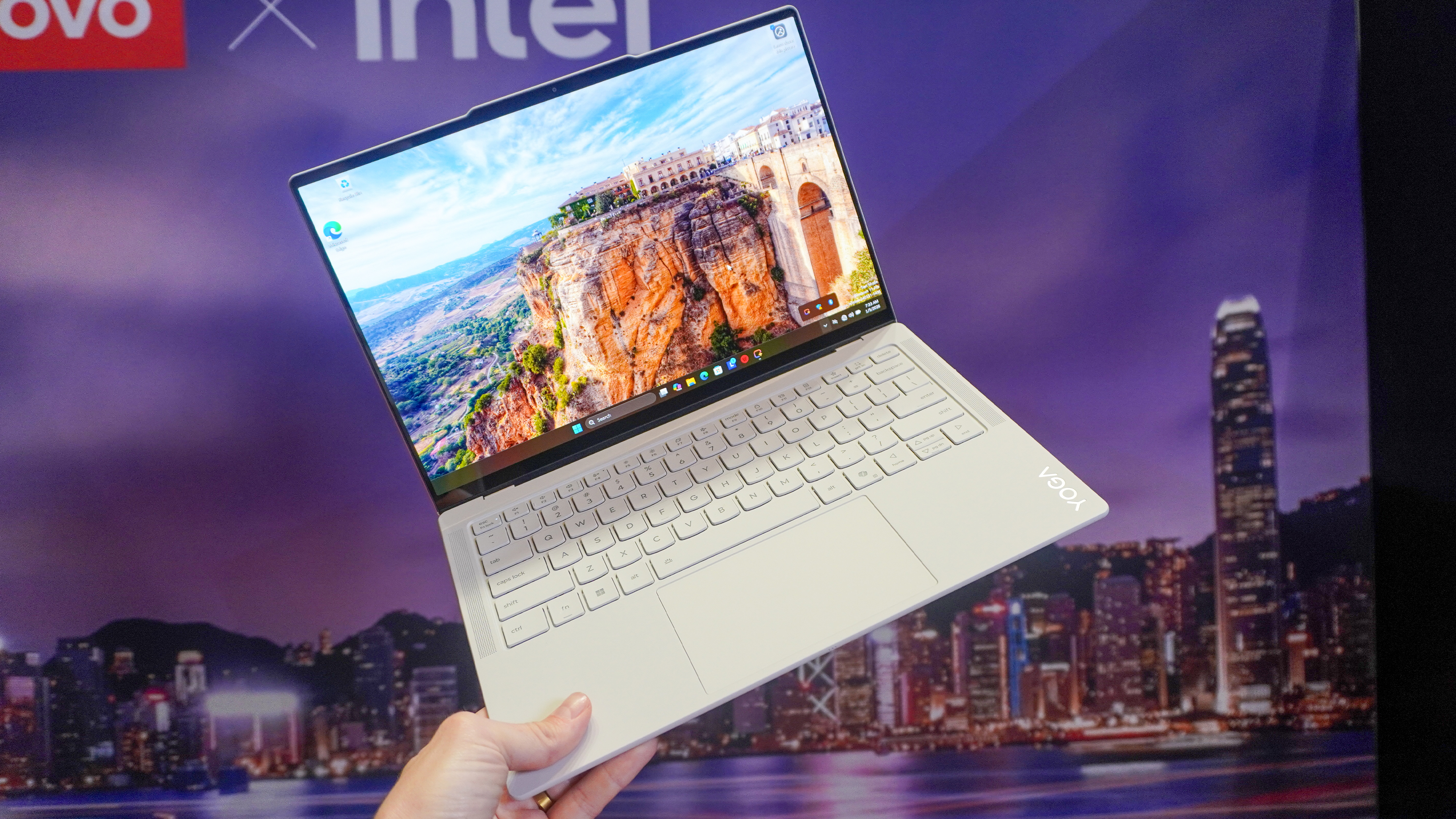 Lenovo Yoga Slim 7i Ultra Aura Edition