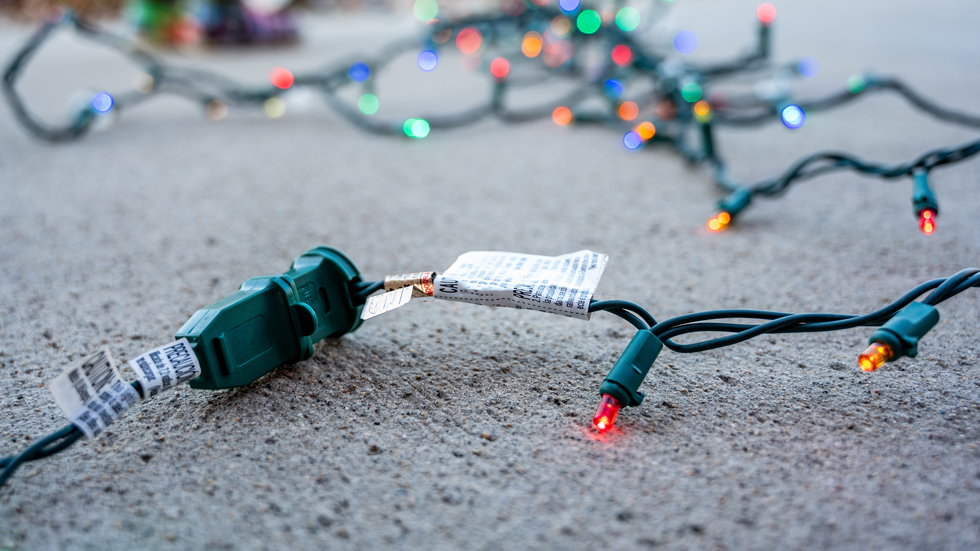 Fixing holiday light cables together