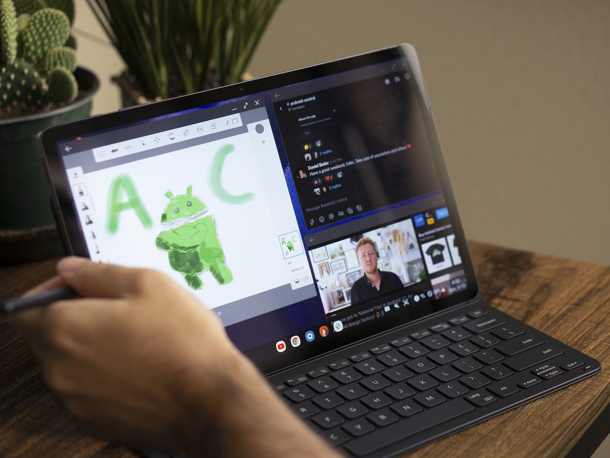 Photo of the Samsung Galaxy Tab S7 FE in DeX mode with multiple windows