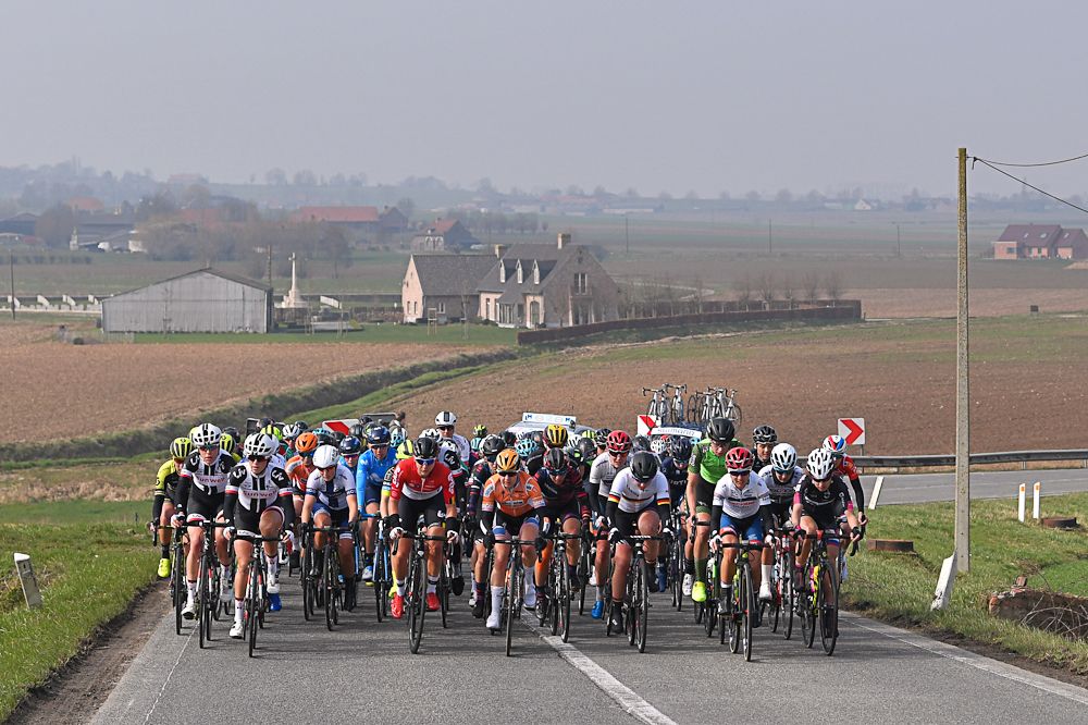 The 2018 Gent-Wevelgem women's peloton in the Belgian countryside