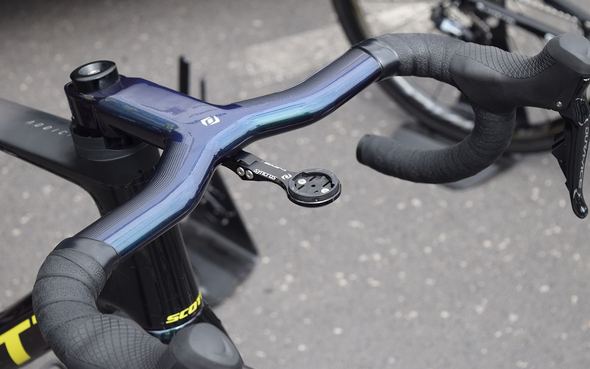 An out-front computer mount had both Syncros and K-Edge branding, possible a collaboration between the companies?