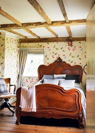 Timber beams in bedroom ceiling