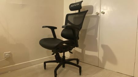 Mavix M7 review image of a black model against a white corner wall