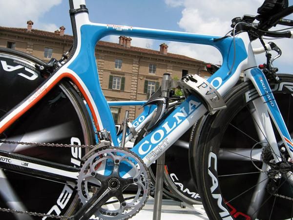 A spare BBox-Bouygues Telecom Colnago on the roof of the team car.