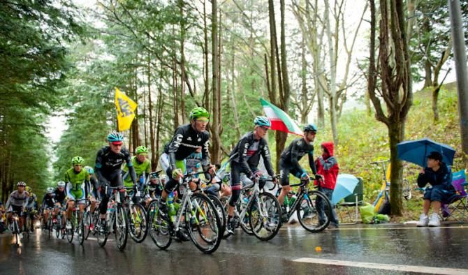Ivan Basso (Cannondale) leads the peloton