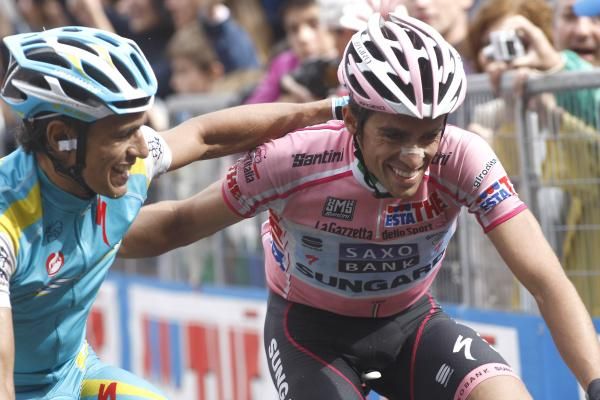 Paolo Tiralongo (Astana) thanks his former team leader Alberto Contador (Saxo Bank-SunGard) for his gesture at the end of stage 19.