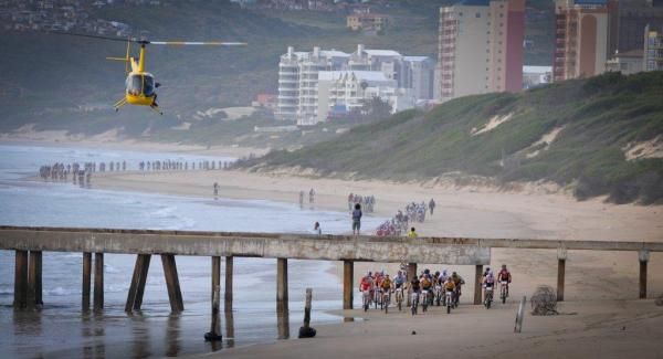 Riders shortly after the start in Mossel