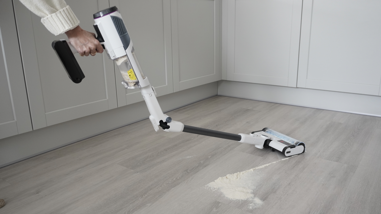 Shark Detect Clean &amp;amp; Empty IW4621UKT vacuum cleaner in a home setting.