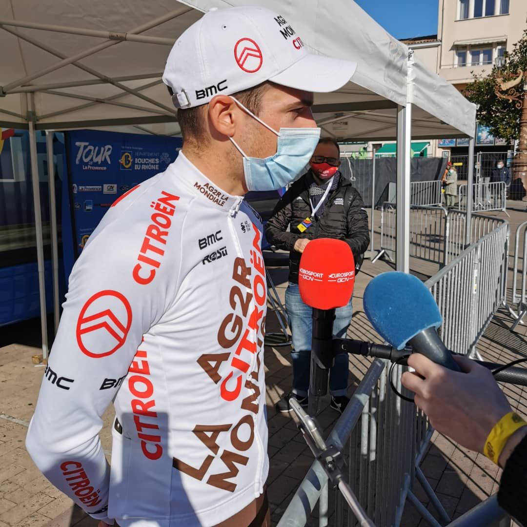 Lilian Calmejane talks before the start of the stage