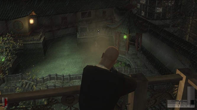 Agent 47 aims a rifle in Hitman: Contracts.