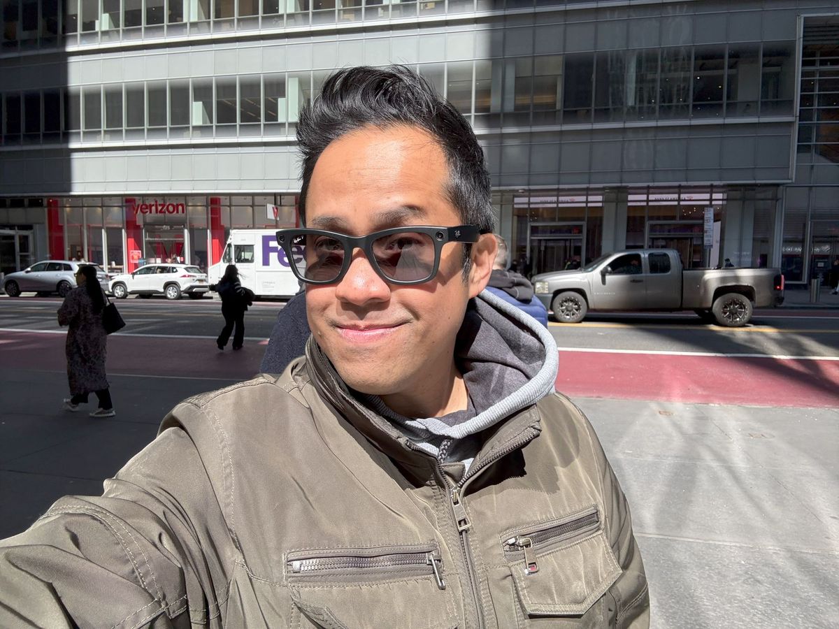 Apple iPhone 16 selfie sample.