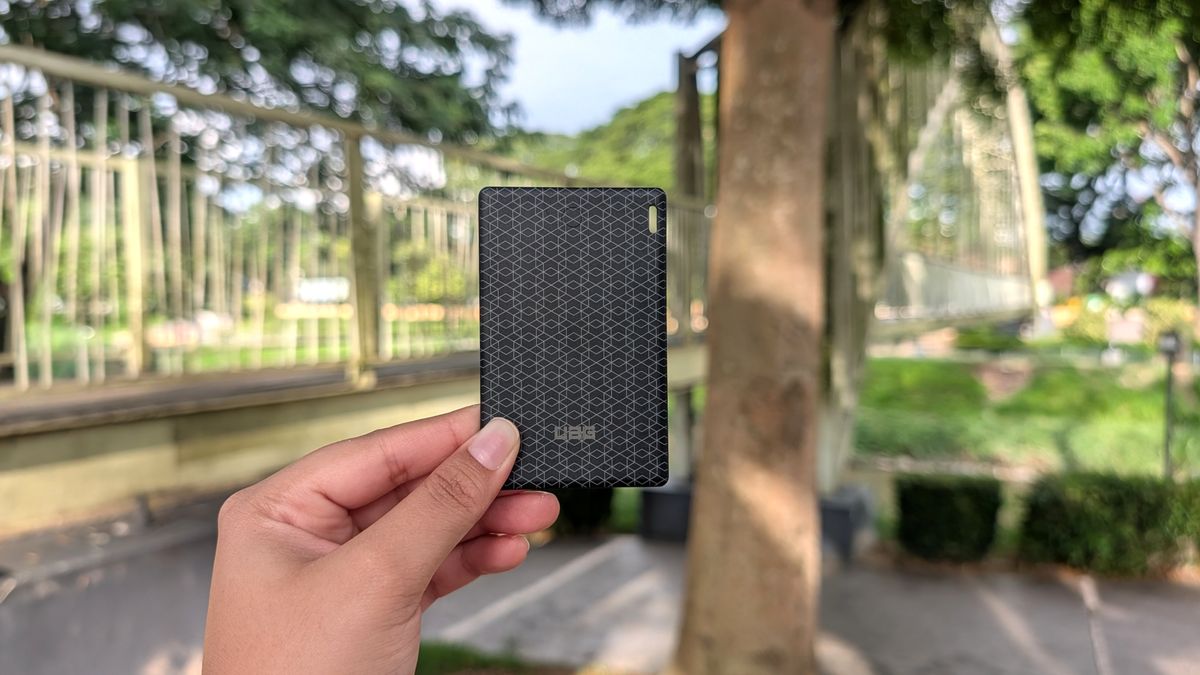 UAG Metropolis Tracker Card