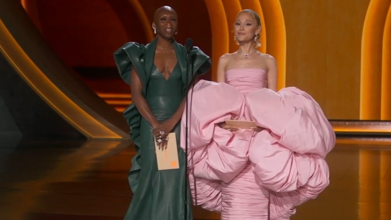 Cynthia Erivo y Ariana Grande presentando juntas en los Oscar.