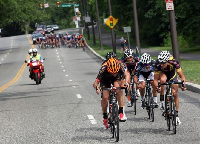 The break of five is in sight of the peloton on the final lap