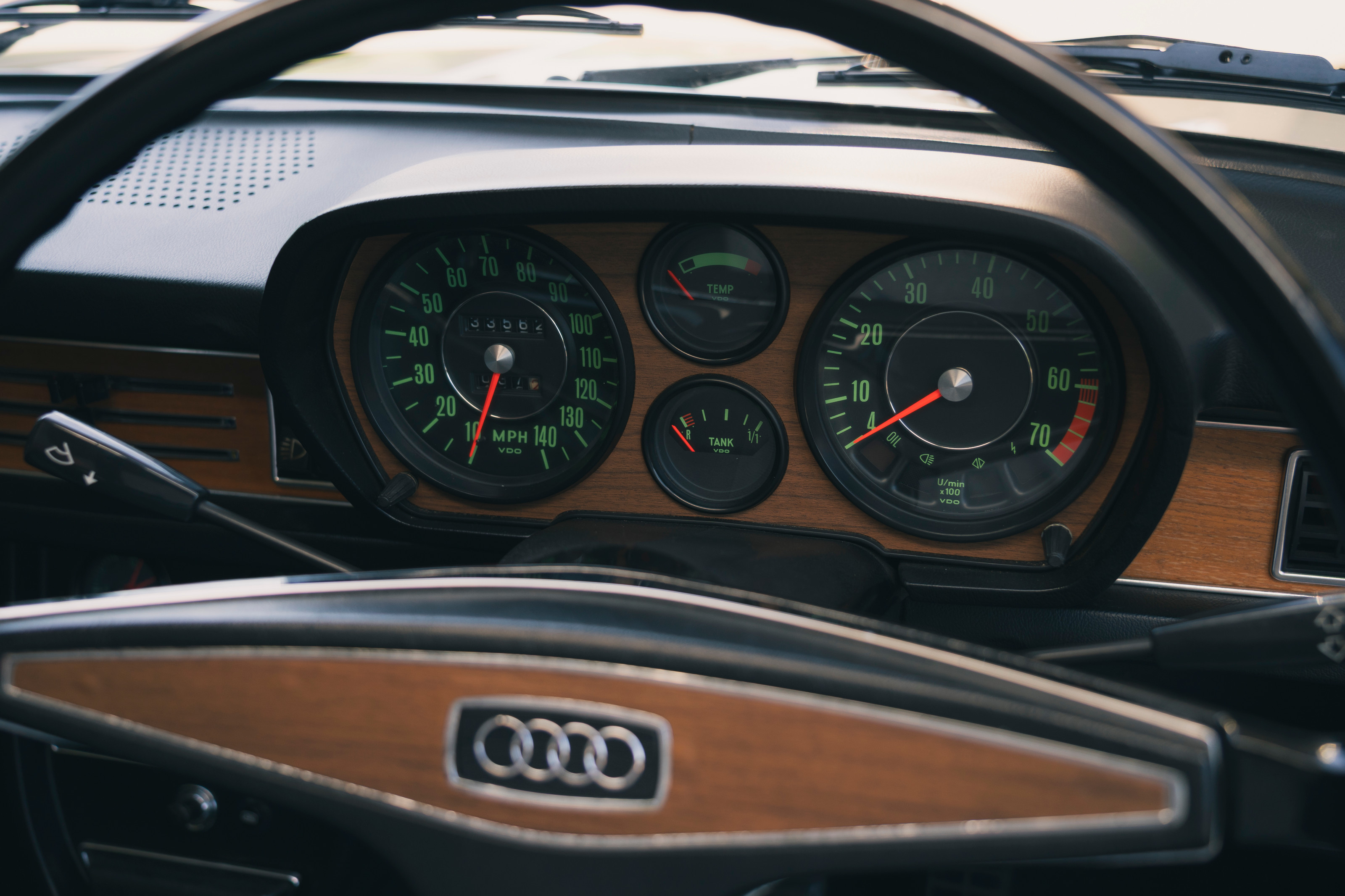 Audi 100 GL saloon dashboard