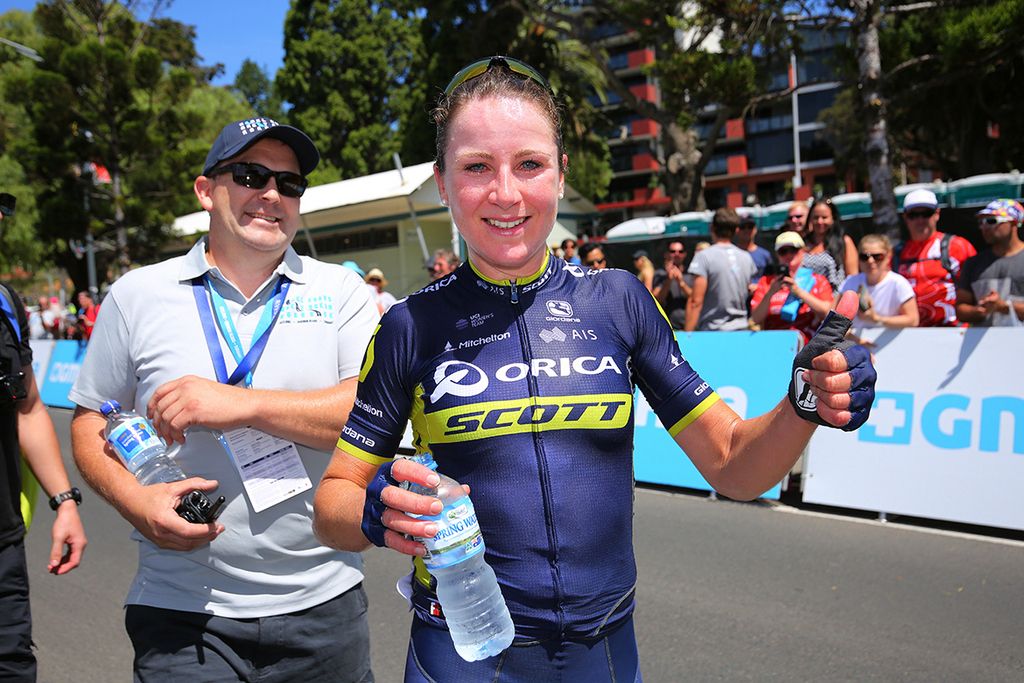 Thumbs up from the winner Annemiek van Vleuten