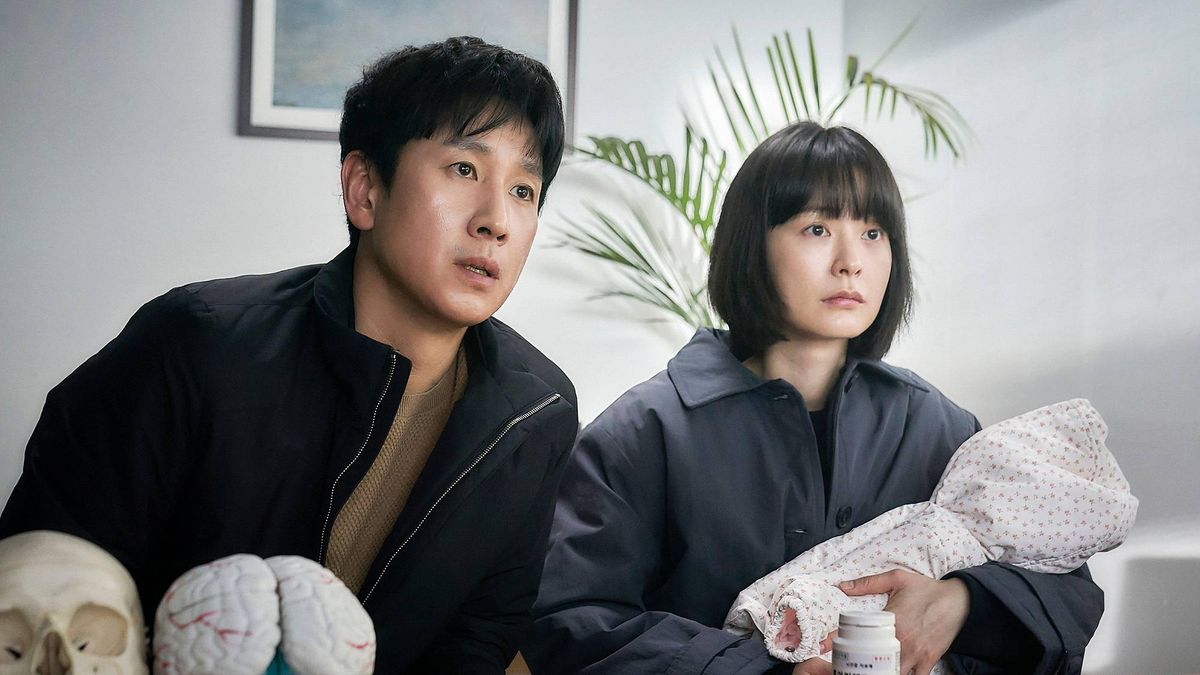 Lee Sun-kyun and Jung Yu-mi in &quot;Sleep&quot; (2023)