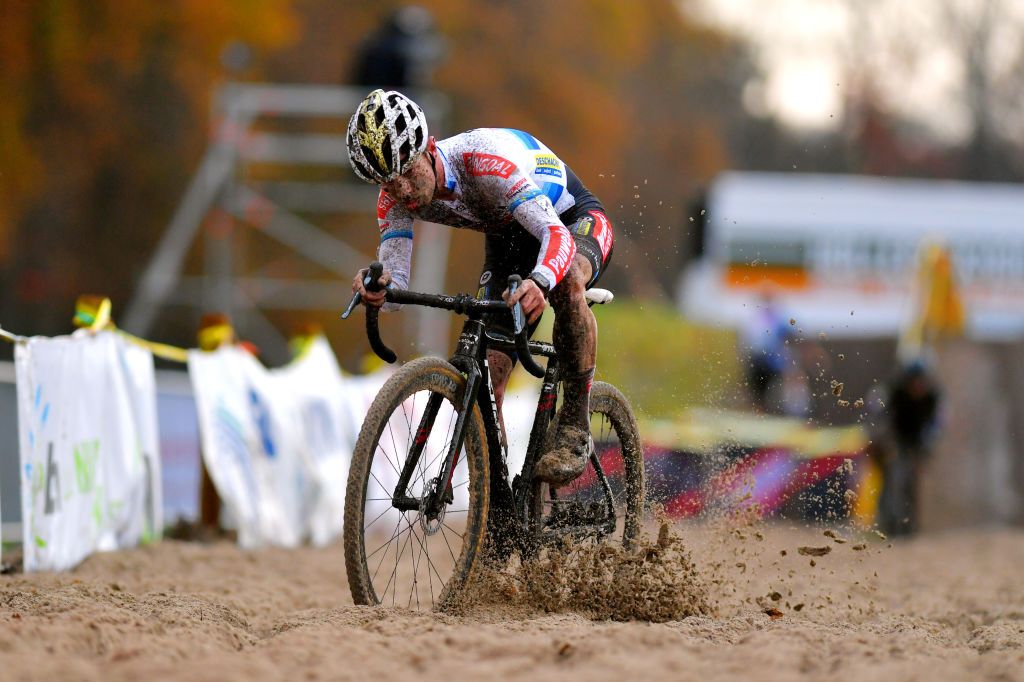 Eli Iserbyt fights the sand