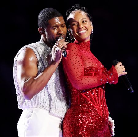 Usher and Alicia Keys singing at the Super Bowl