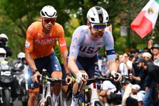 Quinn Simmons leads Mathieu van der Poel in Worlds Road Race 2026