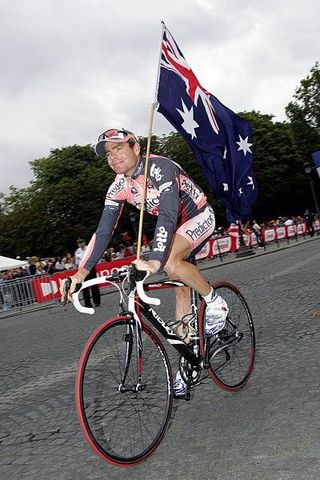 Cadel Evans (Predictor-Lotto) waves the Australian flag on the Champs-Elysées
