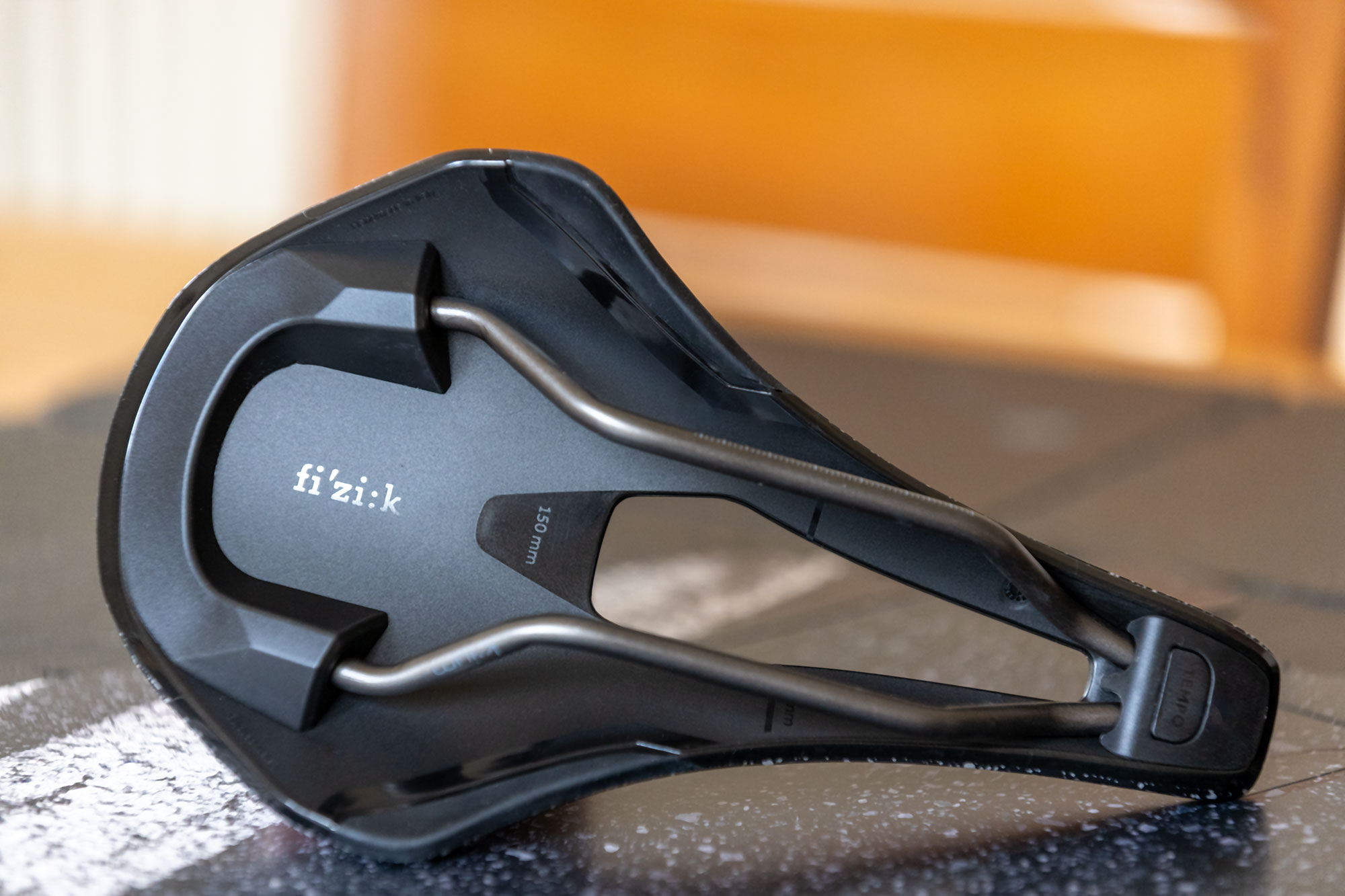 Fizik Tempo Argo R3 Les Classiques shell pictured from beneath.