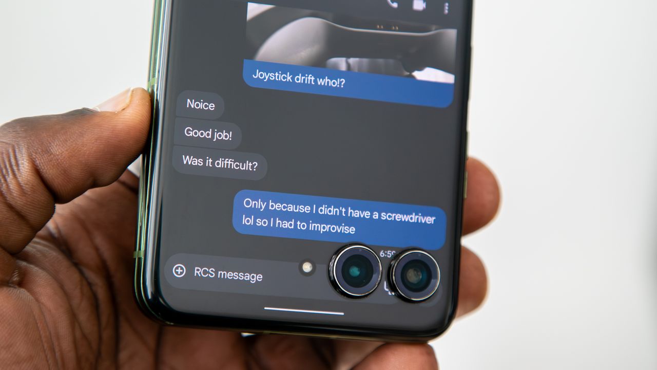 Google Messages on the Motorola Razr Plus 2024 cover screen