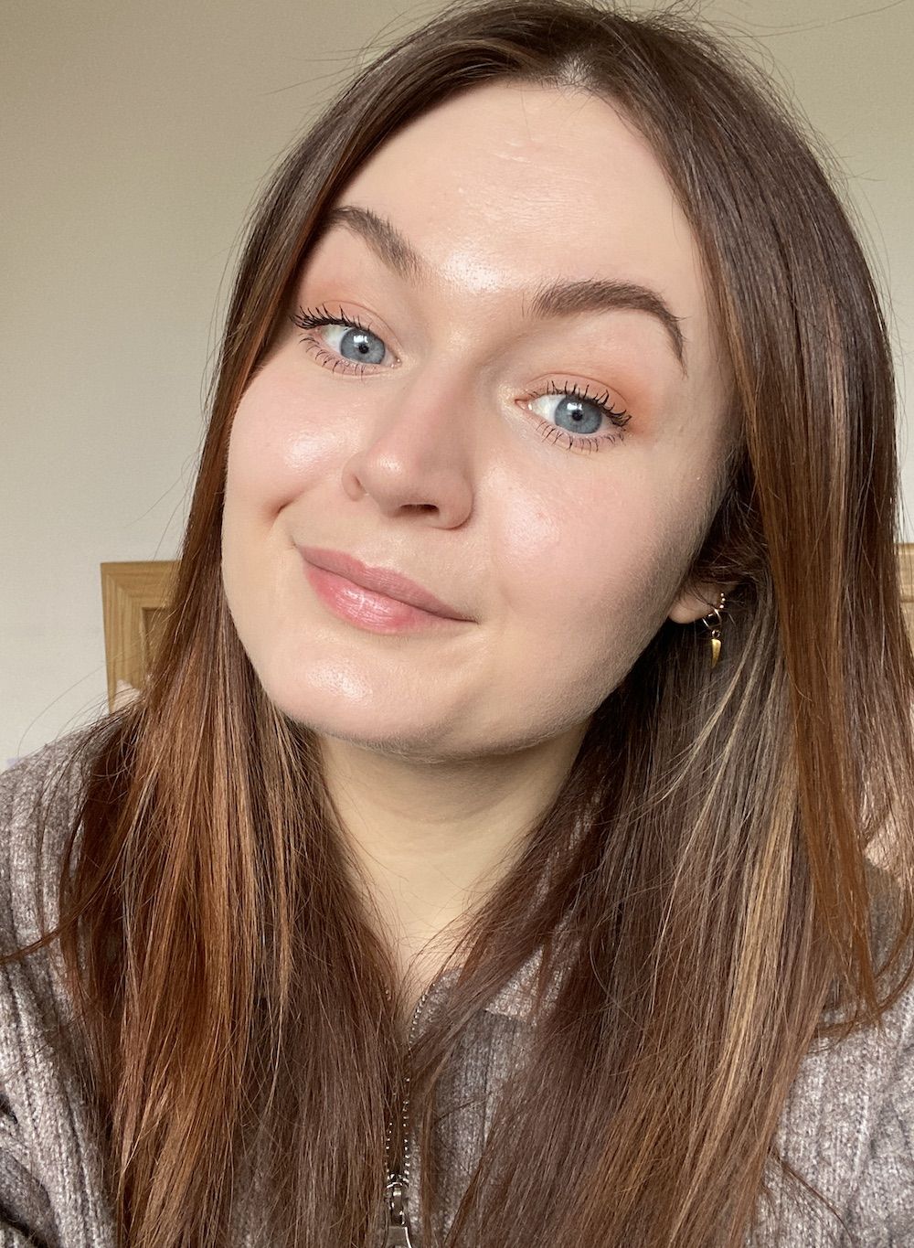 Lucy wearing Jones Road The Best Eyeshadow in Peachy Nude