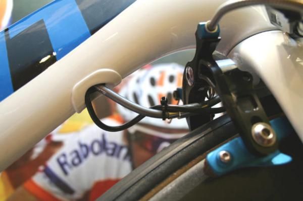 More clever cable routing.
