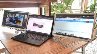 Using the Siaviala S6 Laptop Screen Extender with a laptop in a cafe