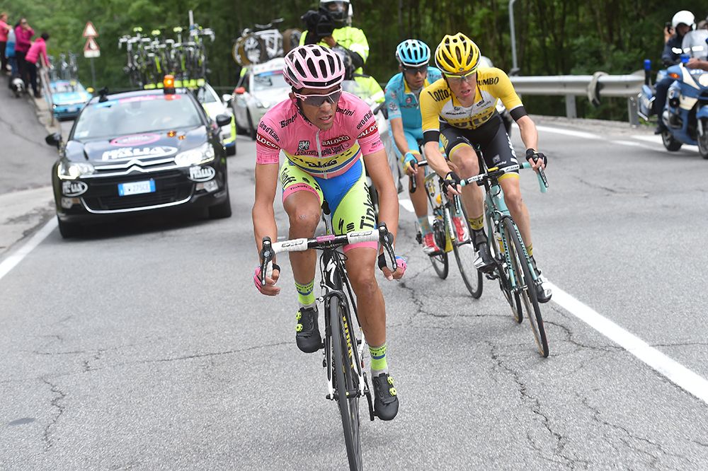 Alberto Contador gets a gap