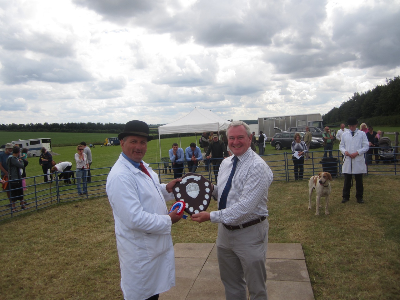 Robin-Vestey-Master-of-the-Thurlow-presenting-Sean-Hutchinson-with-the-Essex-County-Shield-for-the-Supreme-Champion-Hound-Suffolk-Bonfire..jpg