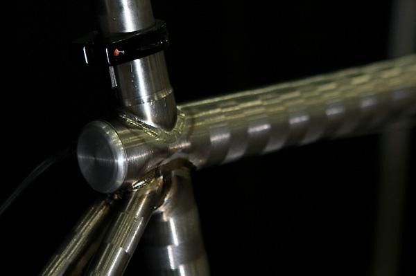 The pierced top tube is apparently a trademark feature of Groundupdesigns builder Eric Baar.