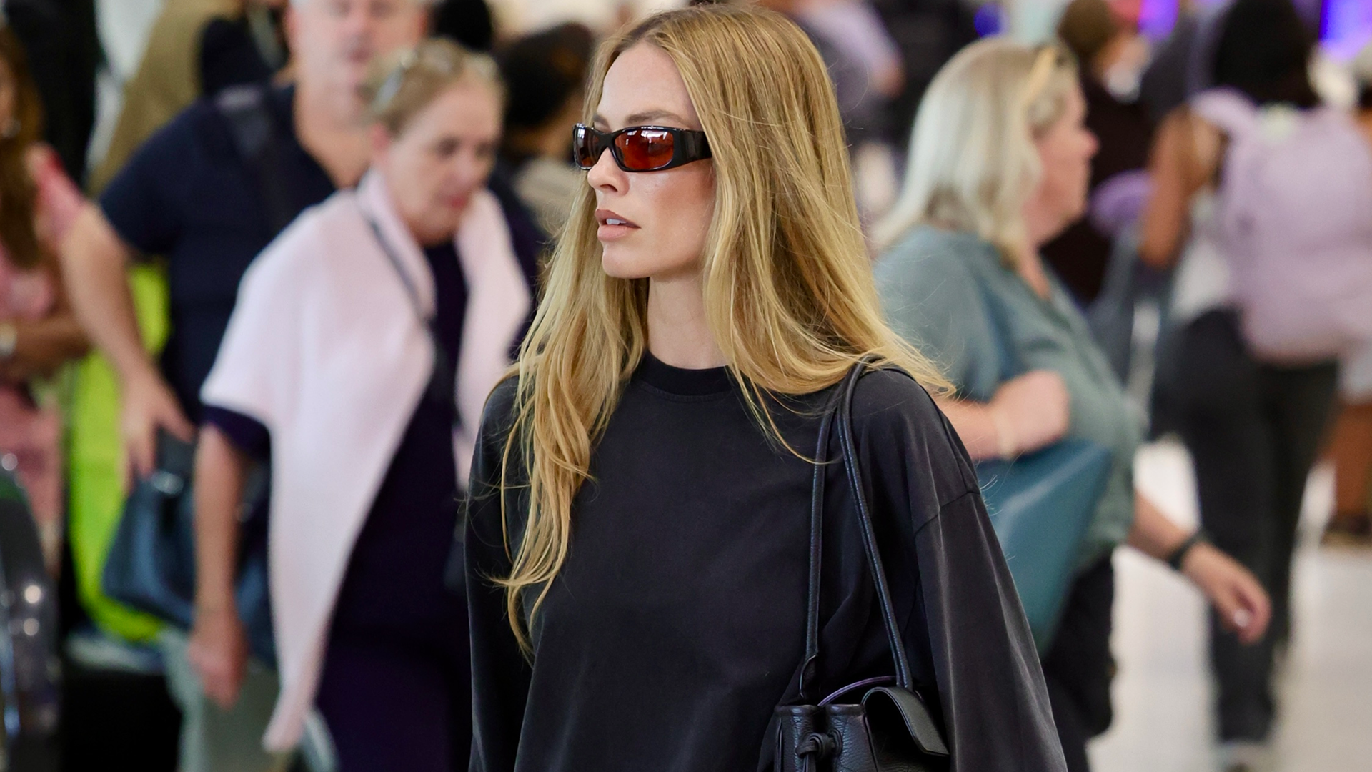 Margot Robbie at the Australia airport in a Fall 2026 elongated Bermuda shorts trend