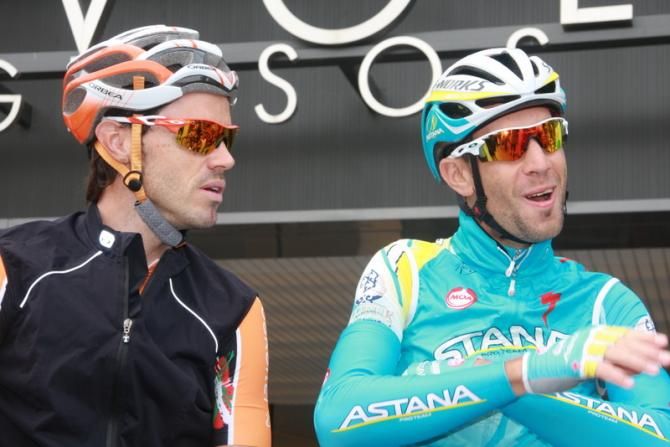 Samuel Sanchez and Vincenzo Nibali chatting at the start
