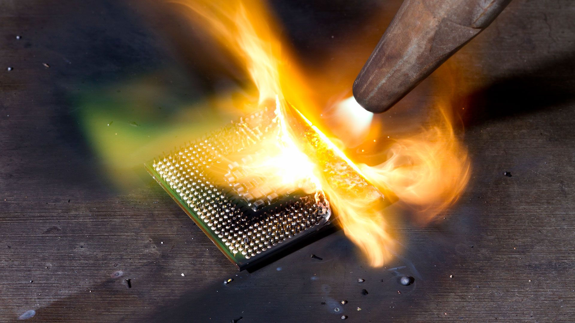 Tech teardown specialist delids a Xeon with a blowtorch and&hellip;