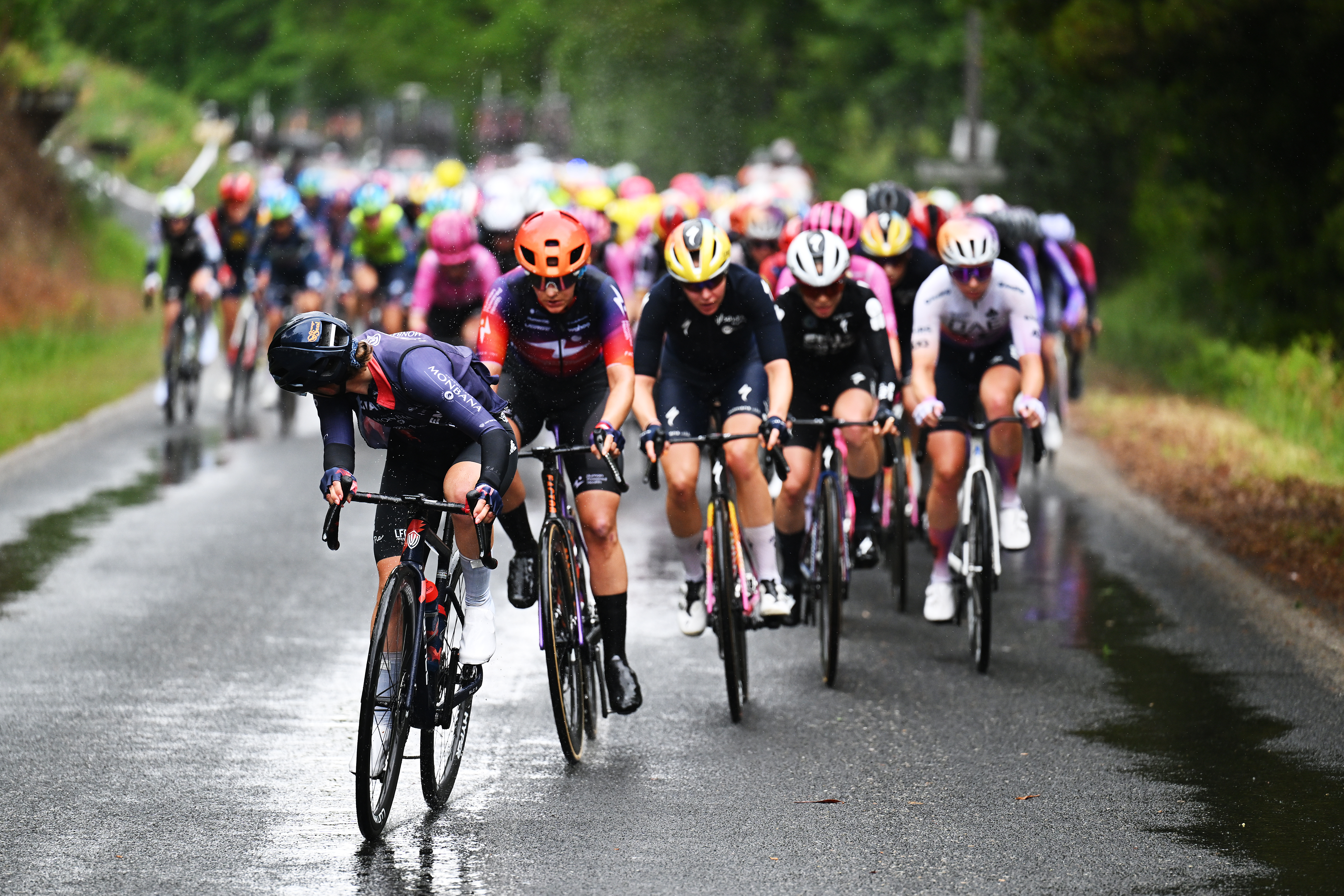 La Vuelta Femenina stage 2 LIVE: A damp and active start but no breakaway for the moment 