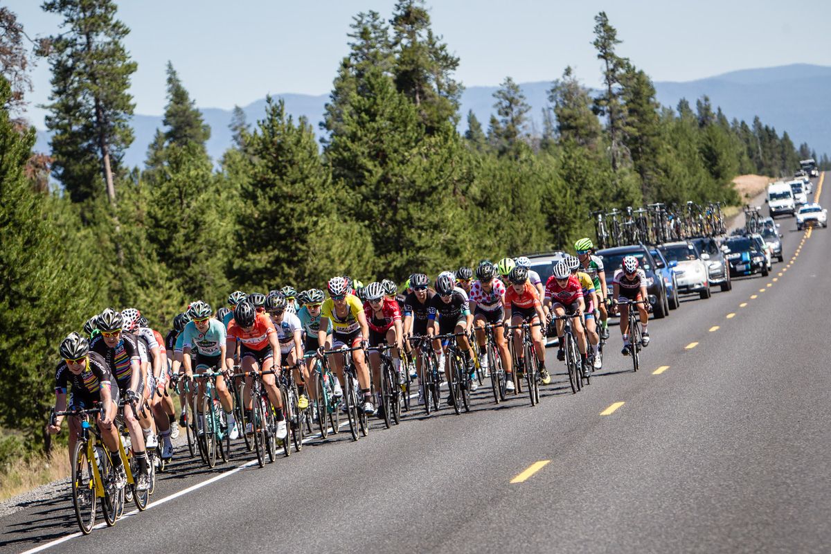 The women's peloton spread out before ether final climb