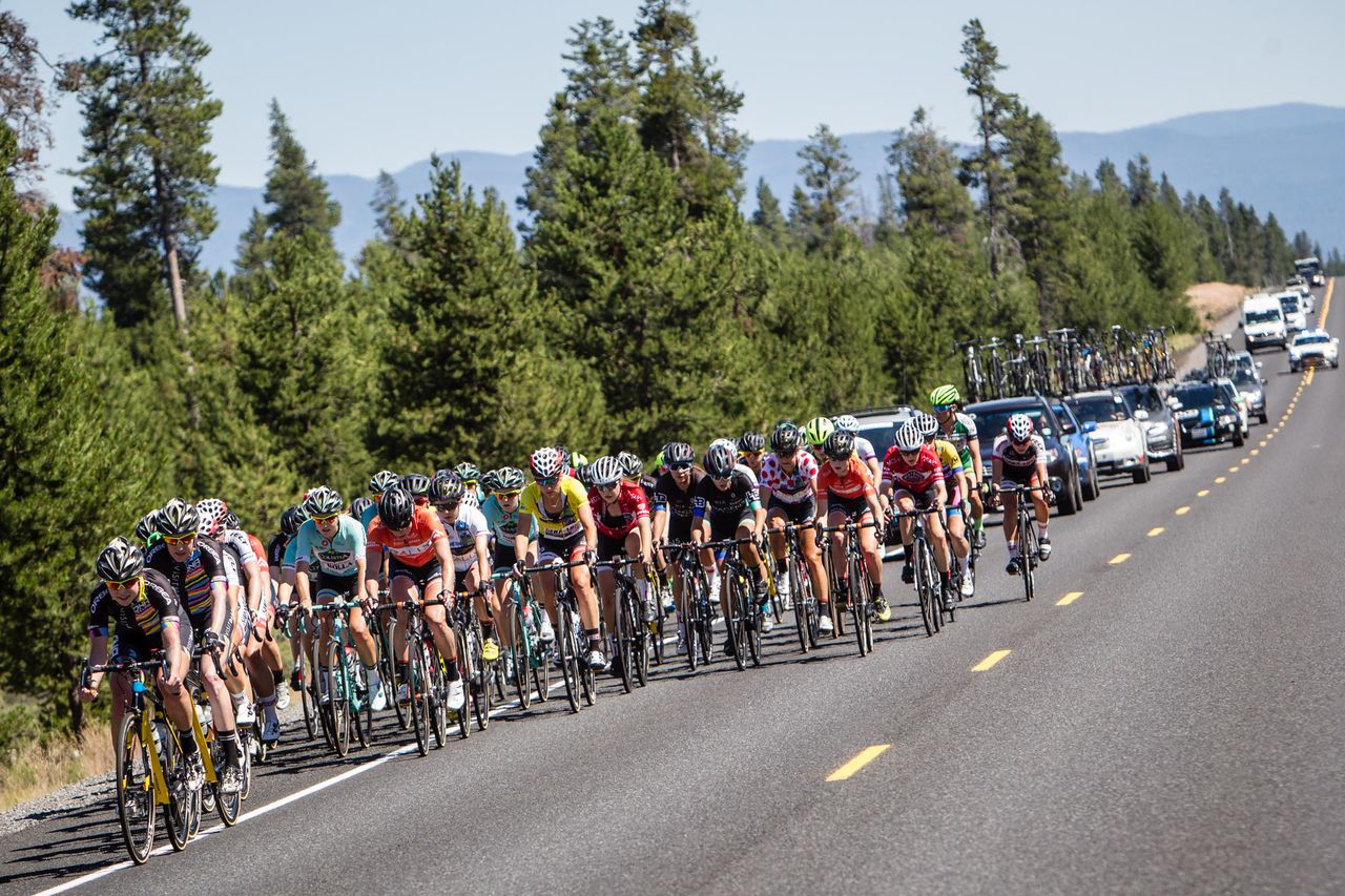 The women's peloton spread out before ether final climb