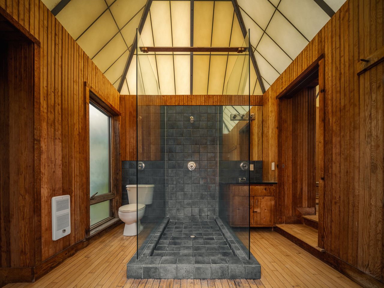 Two guest bedrooms are located in the adjacent smaller pyramids