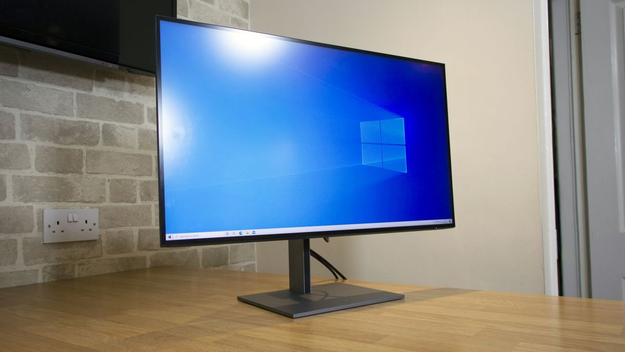 The HP Z27u G3 on a table