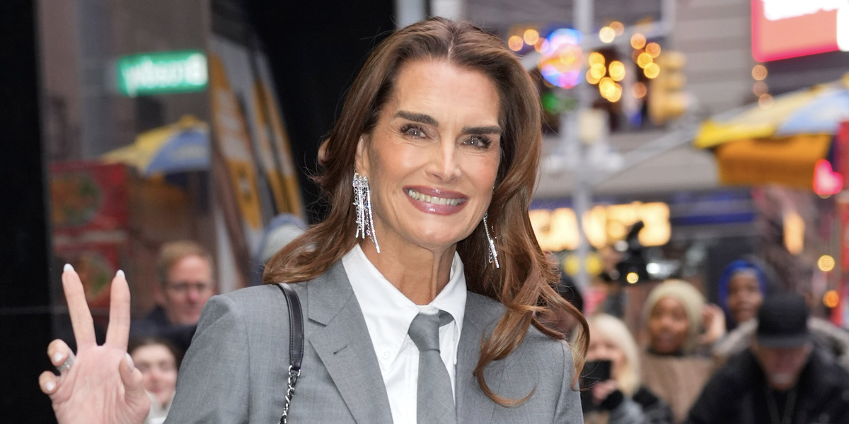 Brooke Shields élève son tailleur-pantalon professionnel avec des escarpins argentés et un sac à bandoulière Chanel