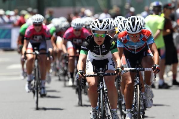 Amanda Spratt (GreenEDGE) leads Rowena Fry (Jayco-AIS) at the front