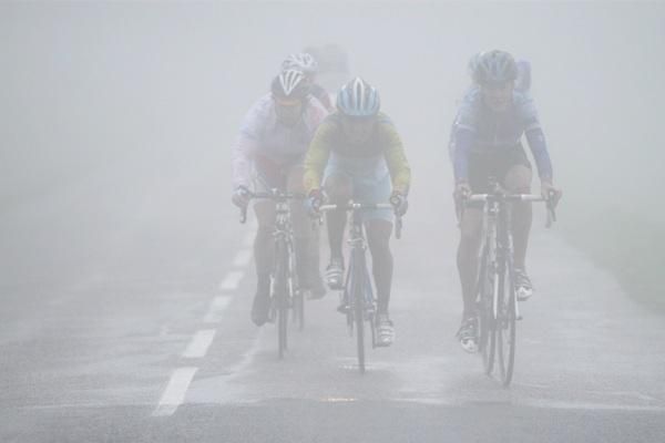 Riders faced dense fog on the second stage.