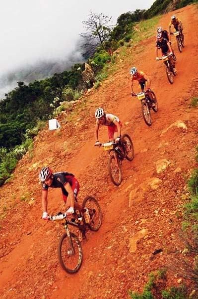 The leaders make their way up the final climb.
