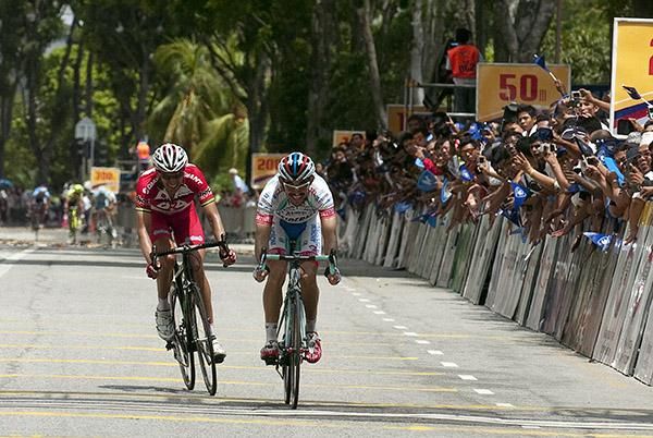 Jose Serpa (right) of Androni Giocattoli edges out Drapac Cycling's Darren Lapthorne to win stage five into Pandan Indah.