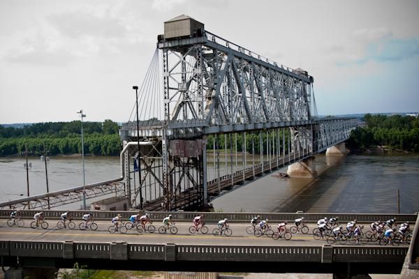 The peloton passes by the old Missouri River Bridge.