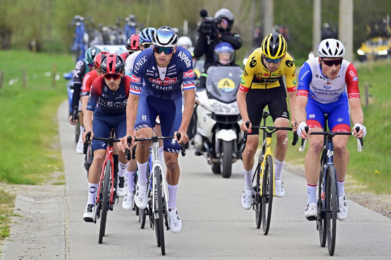 Dwars door Vlaanderen 2022 76th Edition Roeselare Waregem 1837 km 30032022 Tom Pidcock GBR INEOS Grenadiers Mathieu Van Der Poel NED Alpecin Fenix Tiesj Benoot BEL Team Jumbo Visma Stefan Kung SUI Groupama FDJ photo Peter De VoechtPNSprintCyclingAgency2022